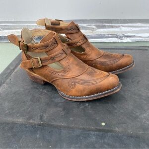 Western Rounded Snip Toe Ankle Boots